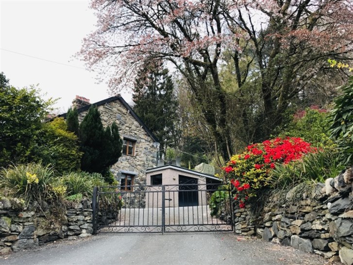 Glasfryn House with Hot Tub