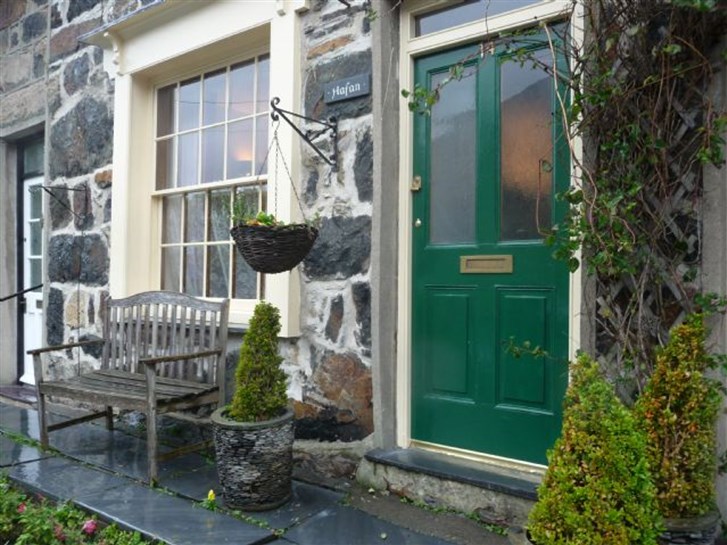 Siop Fach, 14 Gwynant Street - self catering holidays in Beddgelert, Eryri / Snowdonia