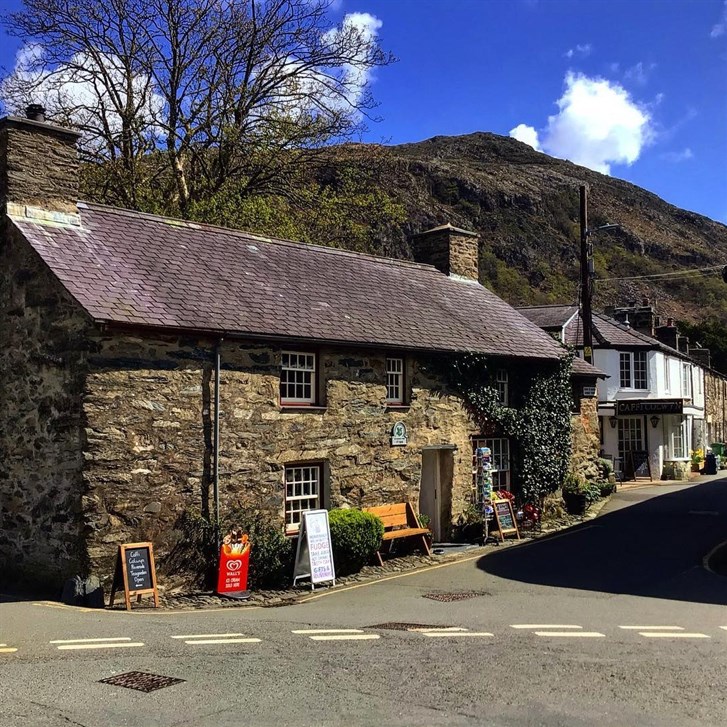 Siop Pen Gwyn - traditional sweets, gifts and souvenirs in Beddgelert