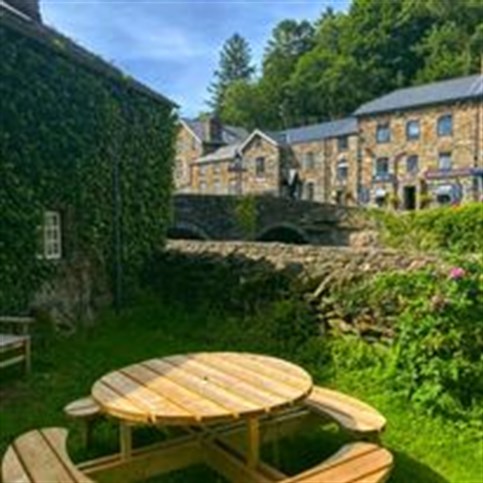 Siop Pen Gwyn - traditional sweets, gifts and souvenirs in Beddgelert