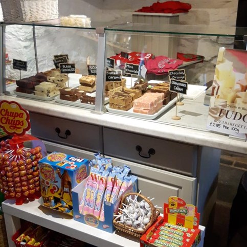 Siop Pen Gwyn - traditional sweets, gifts and souvenirs in Beddgelert